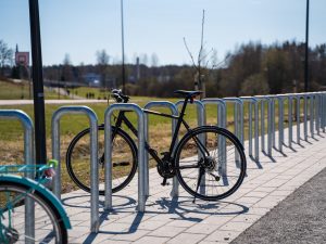 Bågformat cykelställ för parkering av en eller två cyklar